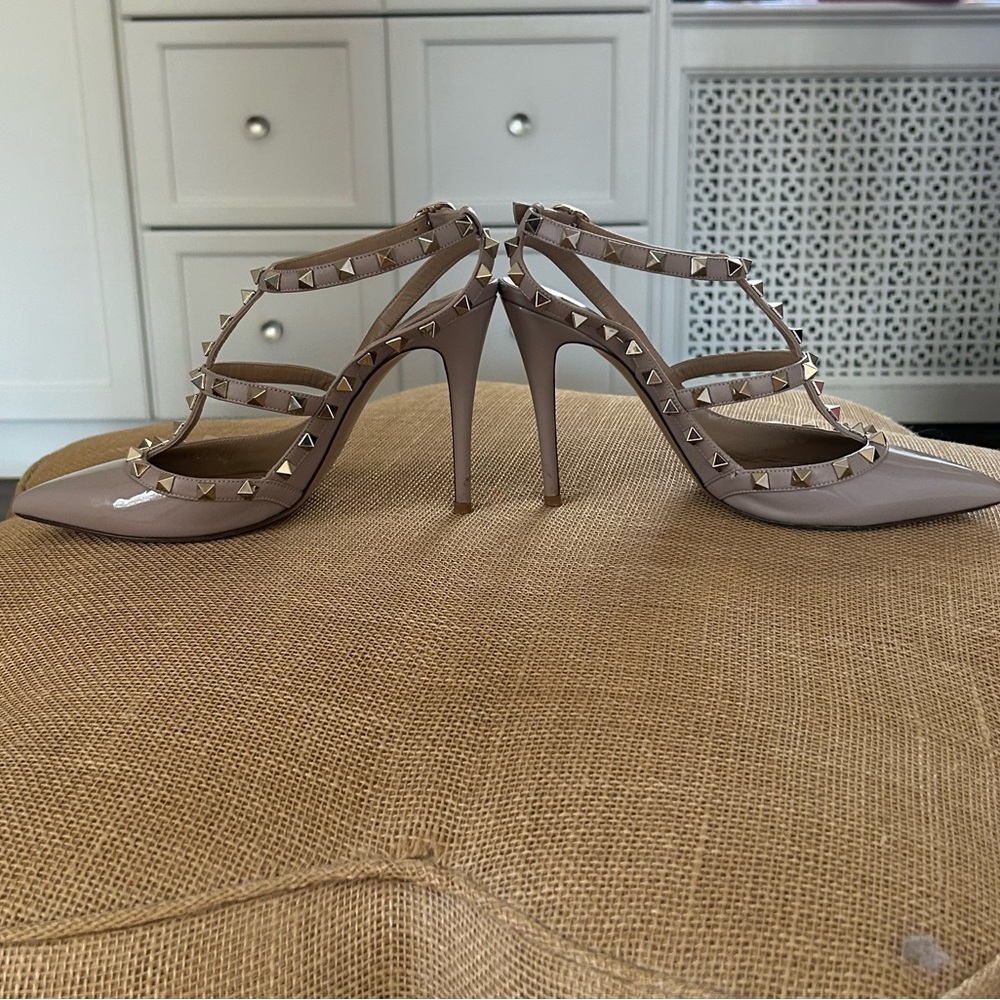Valentino Rockstud Cage Leather Pumps with Stud
 • Color: Poudre/Gold Size: 39 - Picture 6 of 12